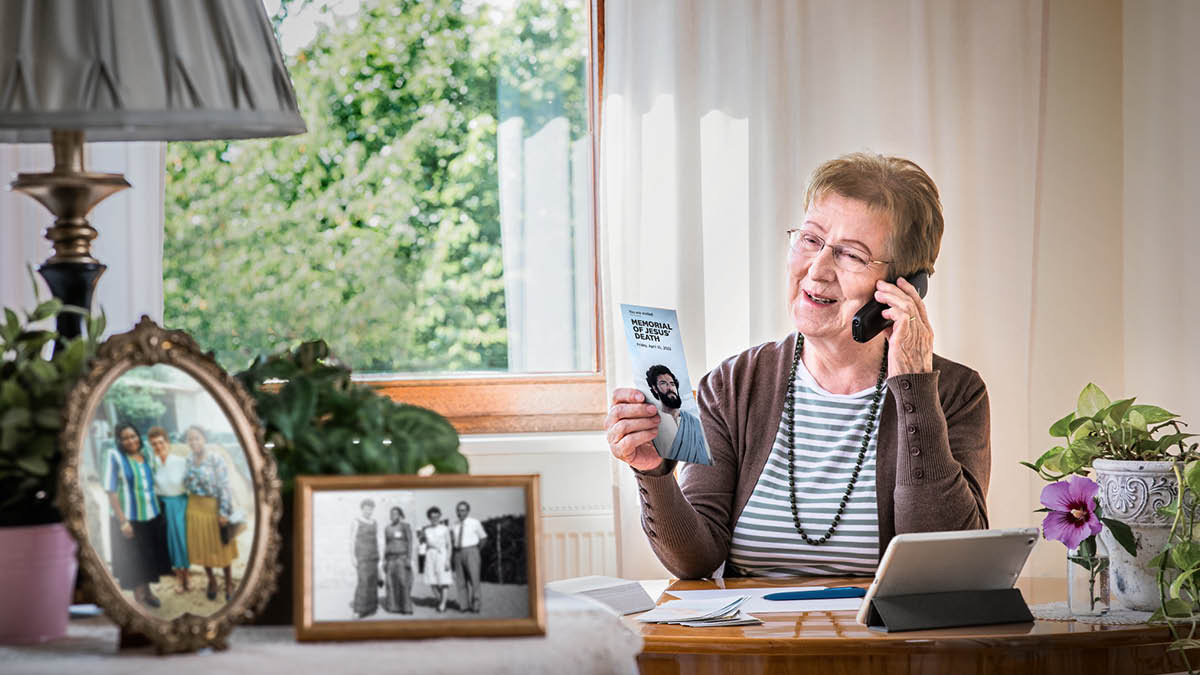 خواهری مسن تلفنی مردم را به مراسم یادبود عیسی دعوت می‌کند.‏