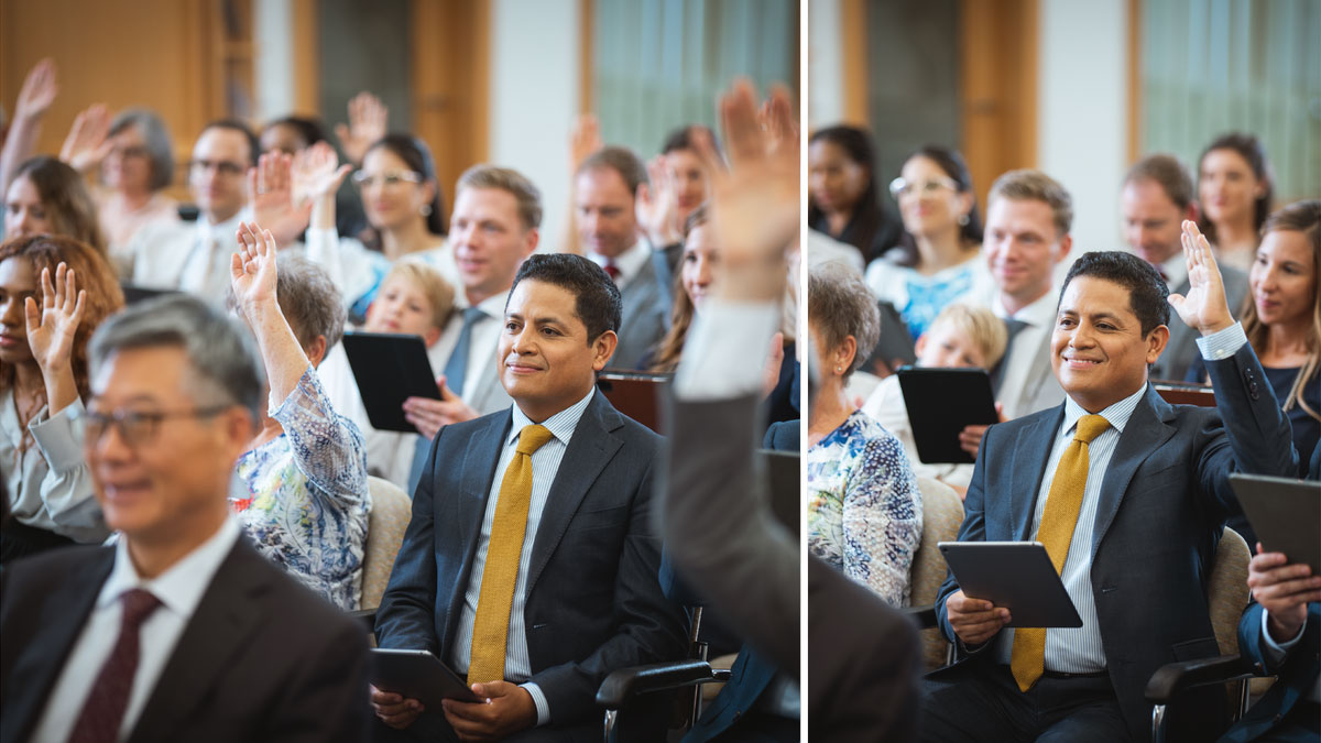 مجموعه‌ای از تصاویر:‏ ۱)‏ در جلسه‌ای یکی از برادرانی که قبلاً عکسش دیده شده دستش را بلند می‌کند تا جواب دهد.‏ ۲)‏ بعداً همان برادر دستش را بالا نمی‌برد تا دیگران هم فرصت جواب دادن داشته باشند.‏