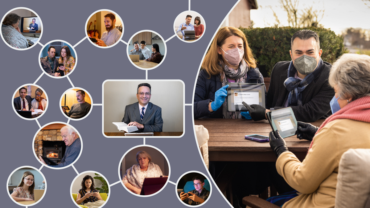 مجموعه‌ای از تصاویر:‏ ۱)‏ یک زوج طی همه‌گیری کرونا به خواهری سالمند کمک می‌کنند تا از تبلتش استفاده کند.‏ آن‌ها بیرون نشسته‌اند،‏ دستکش پوشیده‌اند و ماسک زده‌اند.‏ ۲)‏ تصاویر کوچک،‏ اعضای خانوادهٔ آن خواهر سالمند را نشان می‌دهند که در مراسم یادبود به صورت آنلاین شرکت کردند.‏