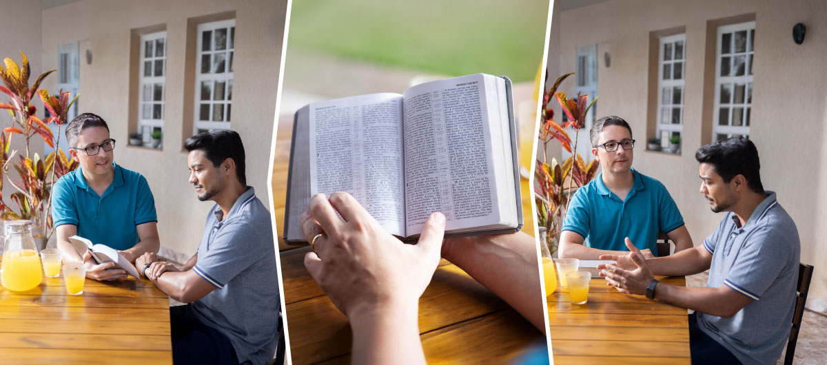 مجموعه‌ای از تصاویر:‏ یک برادر با مهربانی به برادری که ناراحت شده پند می‌دهد.‏ ۱)‏ آن برادر با صبر و حوصله به حرف‌های برادری که ناراحت شده گوش می‌کند.‏ آن‌ها بیرون نشسته‌اند و نوشیدنی می‌خورند.‏ ۲)‏ آن برادر کتاب مقدّسش را باز می‌کند.‏ ۳)‏ آن برادر با مهربانی از کتاب مقدّس پند می‌دهد و برادری که ناراحت شده گوش می‌کند.‏