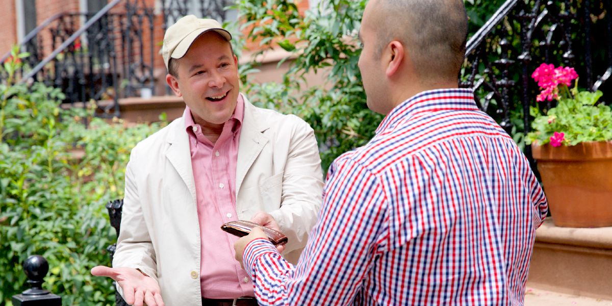 مردی كيف پولی را به صاحبش می‌دهد