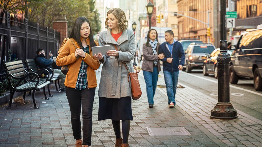Une Témoin de Jéhovah fait découvrir une idée pratique tirée de la Bible à une femme originaire d’un pays non chrétien