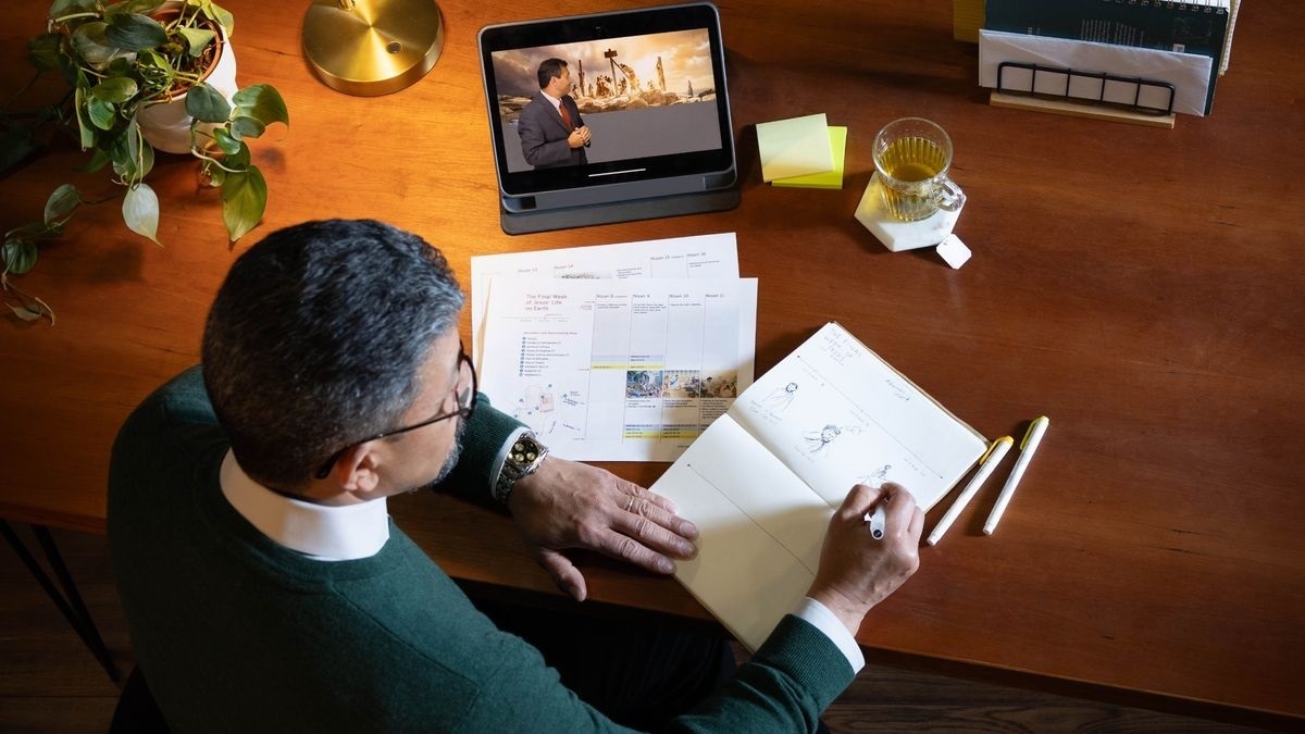 Un frère d’âge mûr étudie individuellement la Bible ; devant lui, il y a une tablette, une bible et un cahier. Il consulte le tableau « La dernière semaine de Jésus sur la terre (2e partie) » de l’appendice B12-B de la « Traduction du monde nouveau », ainsi que le chapitre 129 du livre « Jésus : le chemin, la vérité, la vie ».