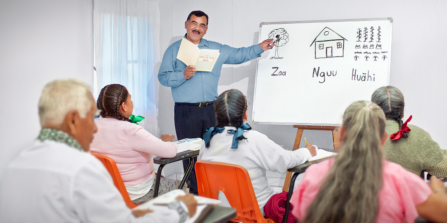 Un Témoin de Jéhovah donnant un cours d’alphabétisation à une classe