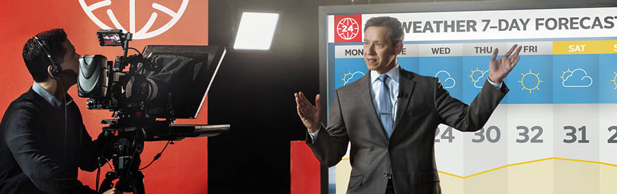 Un présentateur télé annonce les prévisions météorologiques sur sept jours.