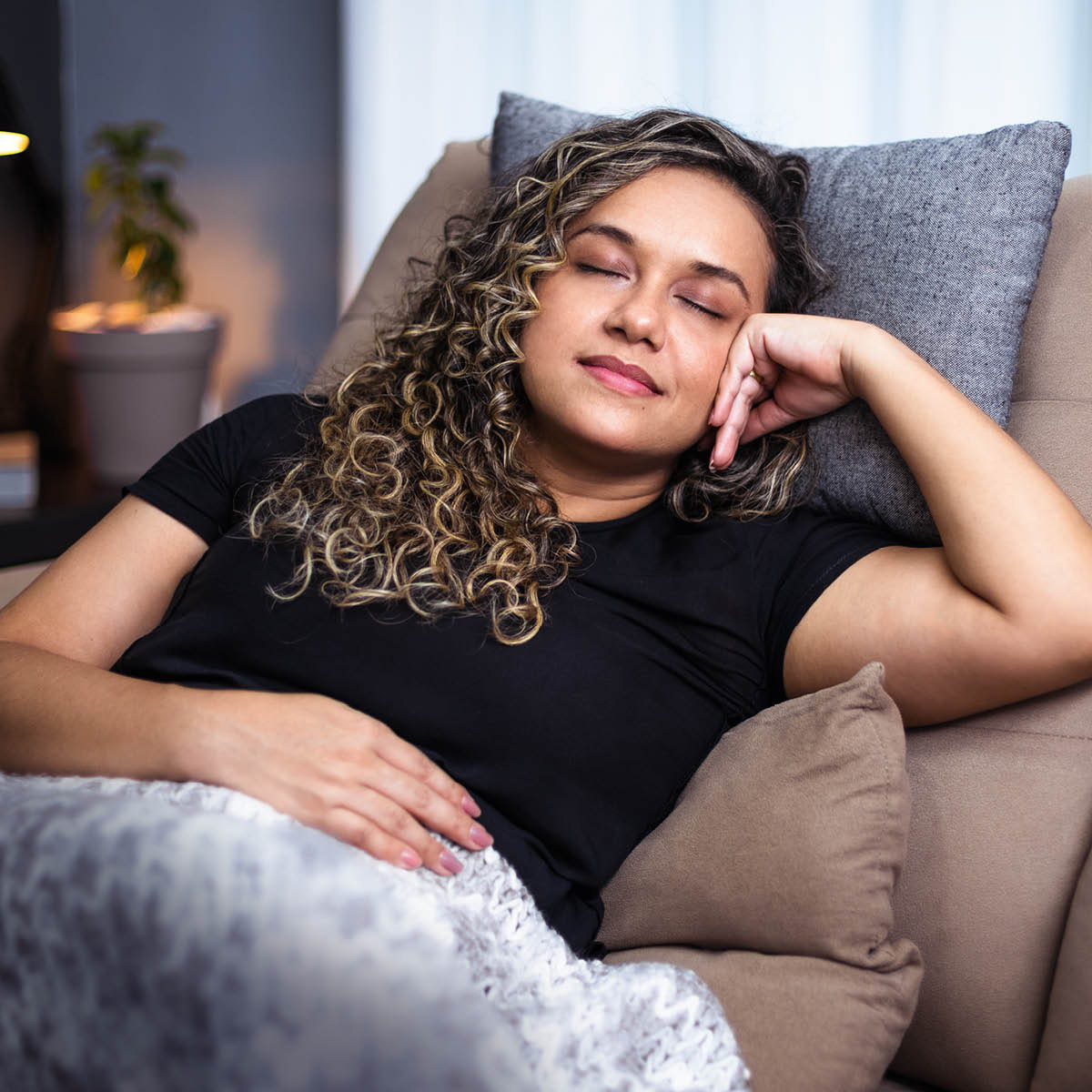 Une jeune femme fait une sieste.
