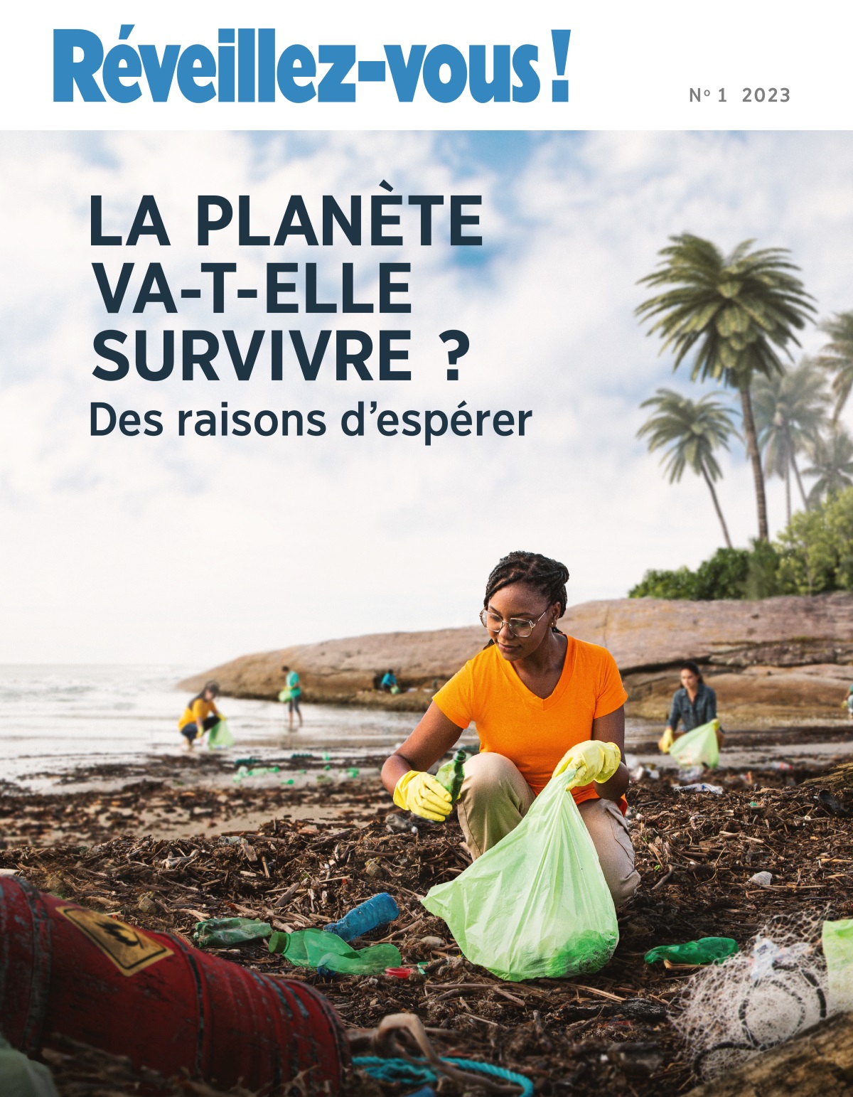 Un groupe de personnes ramassent des déchets sur une plage.
