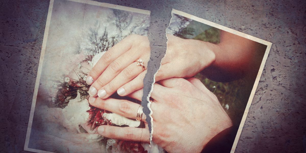 Une photo de mariage déchirée en deux