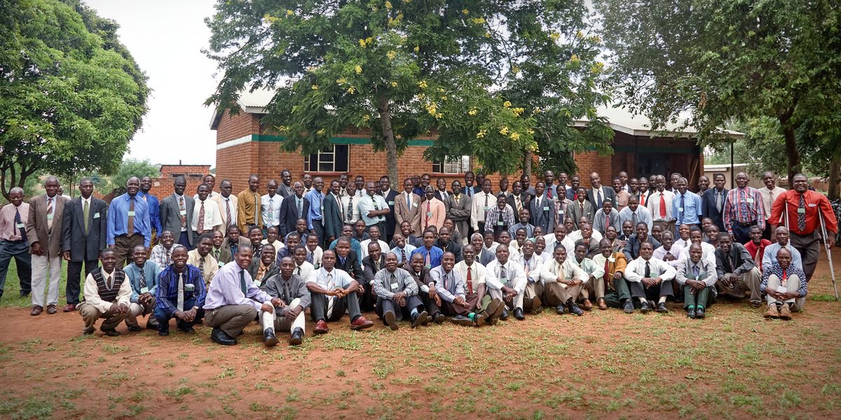 Des élèves de l’École du ministère du Royaume posent pour la photo de classe.