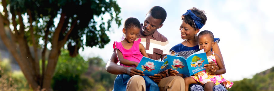 Des parents et leurs deux fillettes font le culte familial