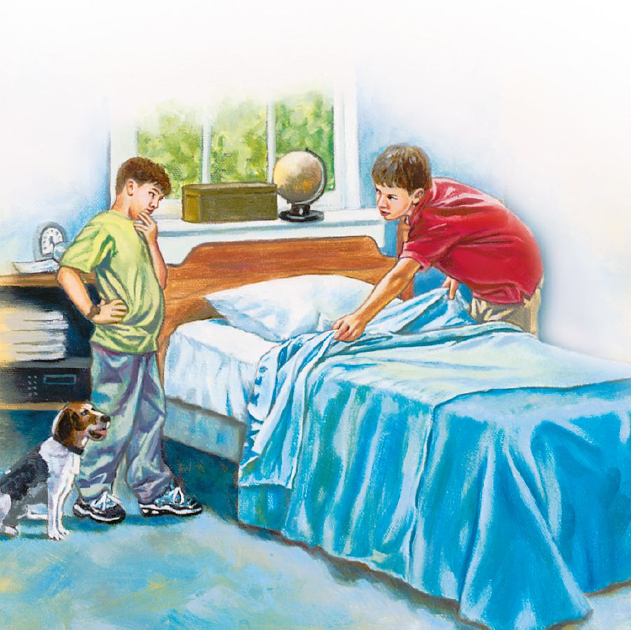 Un garçon aide son frère plus jeune à faire son lit