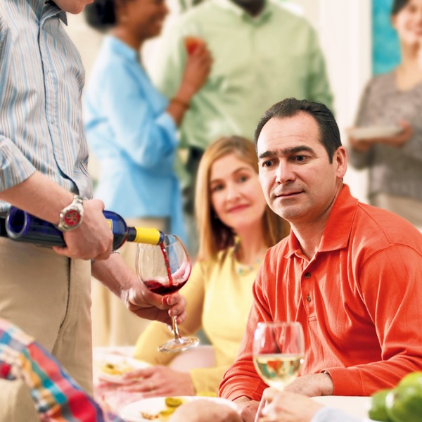 Lors d’un repas entre amis, un homme se demande s’il boira ou non un verre de vin