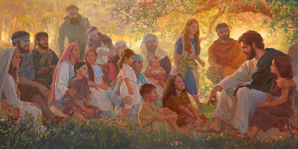 Jésus enseigne une foule d’hommes, de femmes et d’enfants.