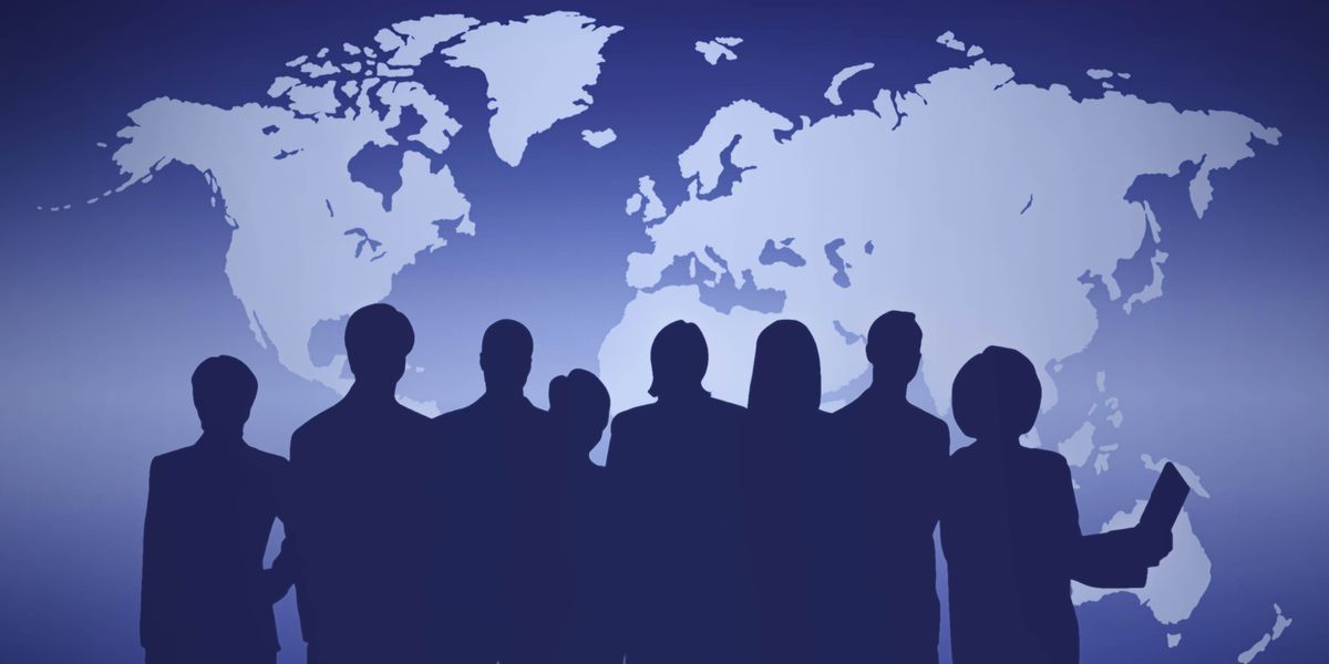 Des silhouettes devant une mappemonde.