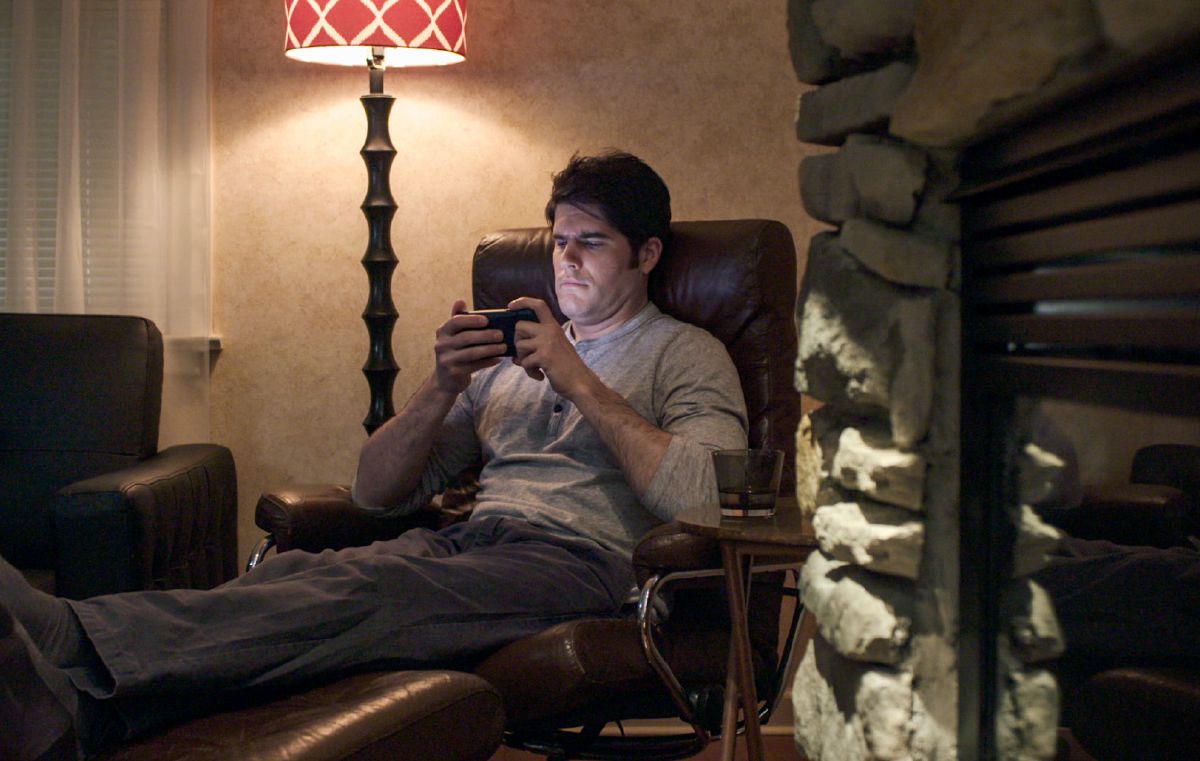 Un frère regarde des choses douteuses sur son téléphone tard dans la nuit