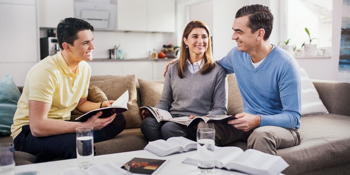 Des membres d’une famille étudient ensemble lors de leur culte familial.