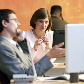 Femme qui regarde un collègue