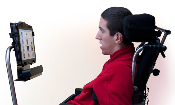 Jairo utilisant son ordinateur piloté avec les yeux