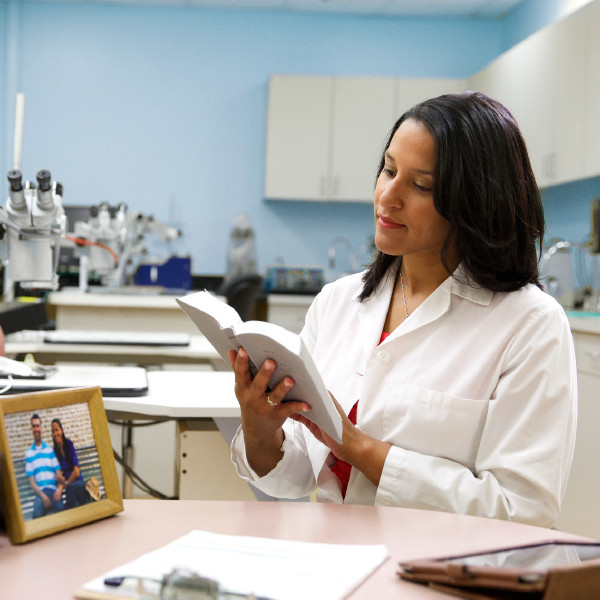 Une scientifique lisant la Bible