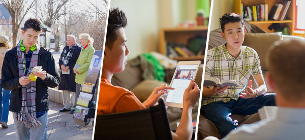 Un jeune homme prend un tract sur un présentoir mobile ; il va sur le site jw.org ; il étudie la Bible.