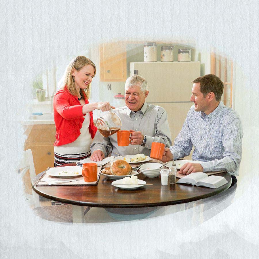 Un jeune couple partage un repas avec un frère âgé