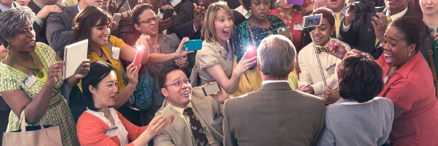 Un chrétien et sa femme sont entourés par une foule qui les prend en photo