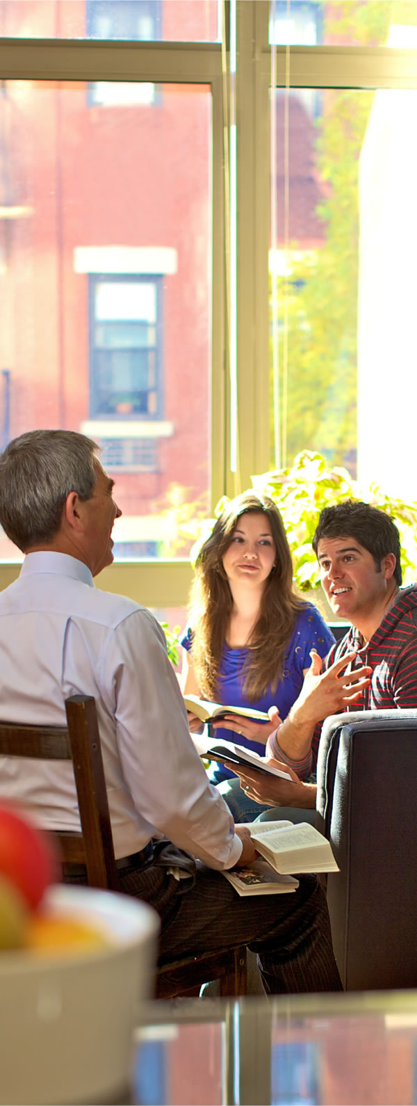 Personnes étudiant la Bible