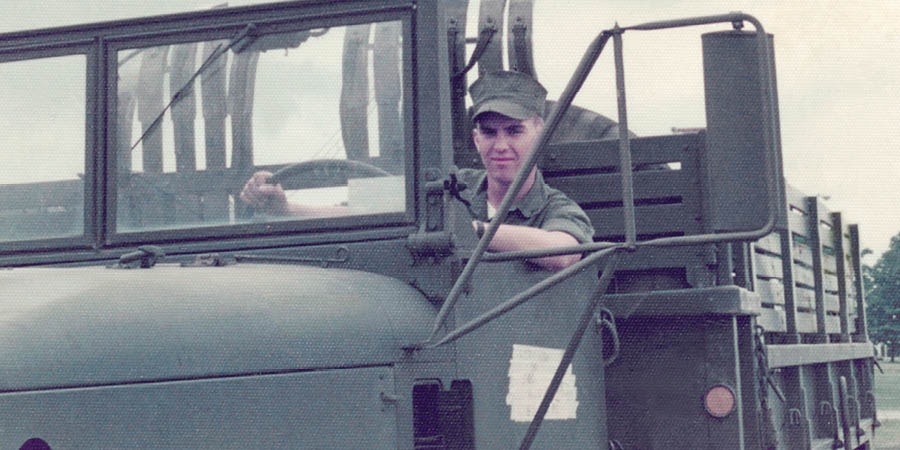 Michael Kuenzle, quand il était dans l’infanterie de marine américaine, au volant d’un camion militaire.