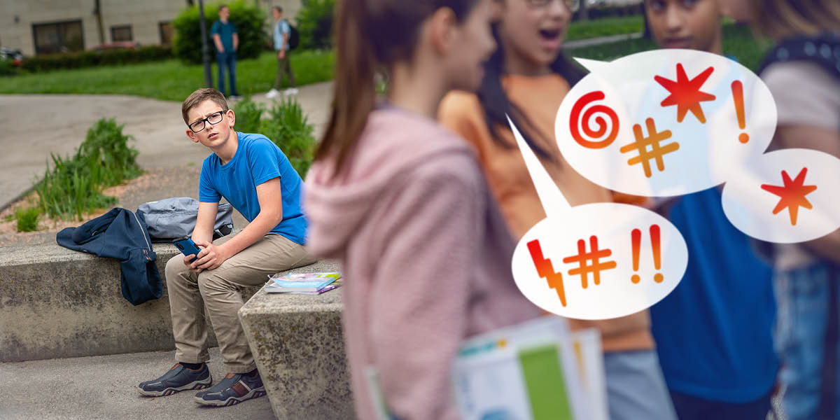 Quatre jeunes filles discutent et disent des gros mots. Assis sur un banc un peu à l’écart, un adolescent les entend.