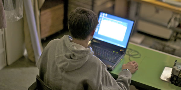 Adolescent regardant de la pornographie sur Internet