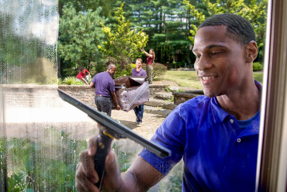 Un frère lave des vitres