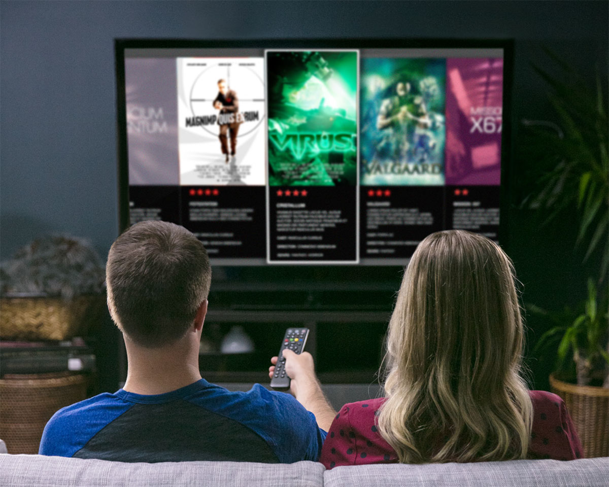 Sur leur écran de télévision, un couple fait défiler des résumés de films à caractère violent, immoral ou surnaturel