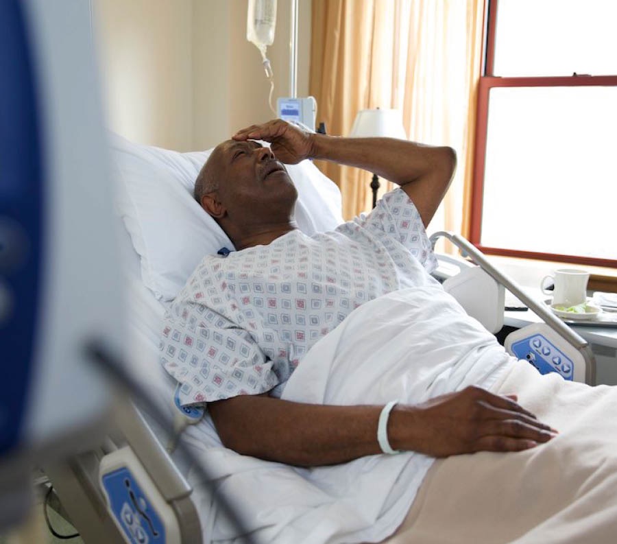 Série d’images : 1) En prison, dans sa cellule, un frère lit une lettre venant de sa famille. 2) Un frère sur un lit d’hôpital.