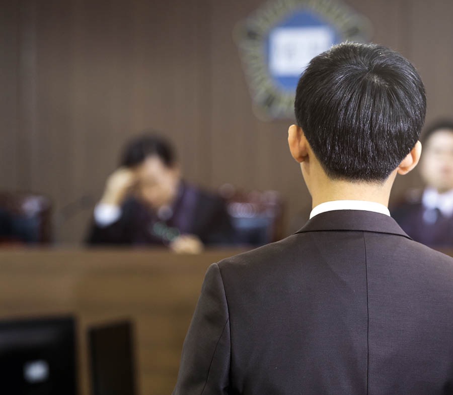 Série d’images : Des occasions d’être courageux. 1) À l’école, un garçon se tient debout silencieusement pendant que les autres saluent le drapeau. 2) Un frère dans un tribunal devant un juge. 3) Un jeune frère qui prêche propose un tract à un monsieur alors qu’un policier le regarde.