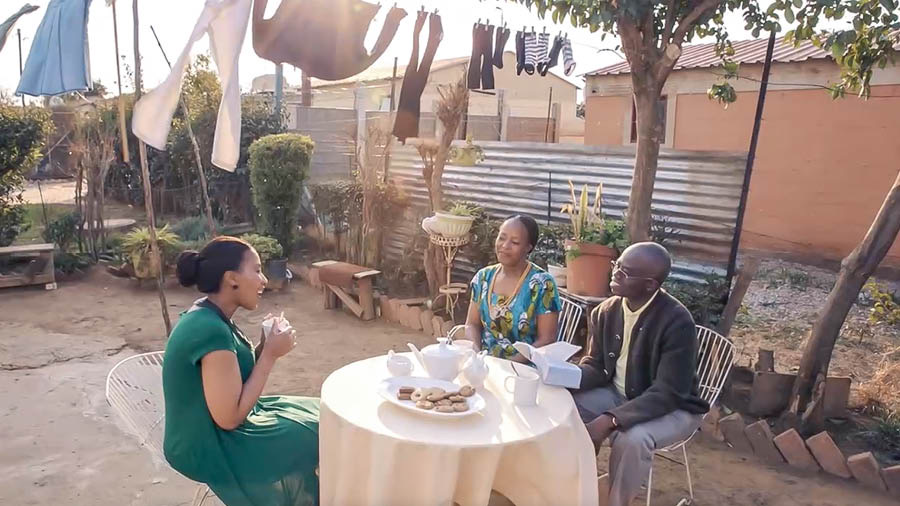 Image extraite de la vidéo « Gardez une bonne conscience ». Emma demande conseil à Charlotte et à Allan.