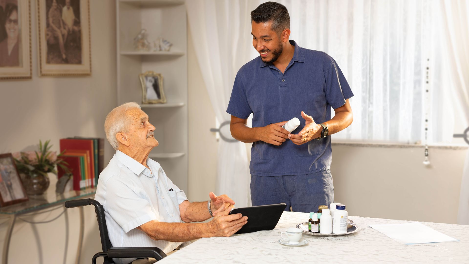 Un frère âgé dans un fauteuil roulant donne un témoignage à un aide-soignant.