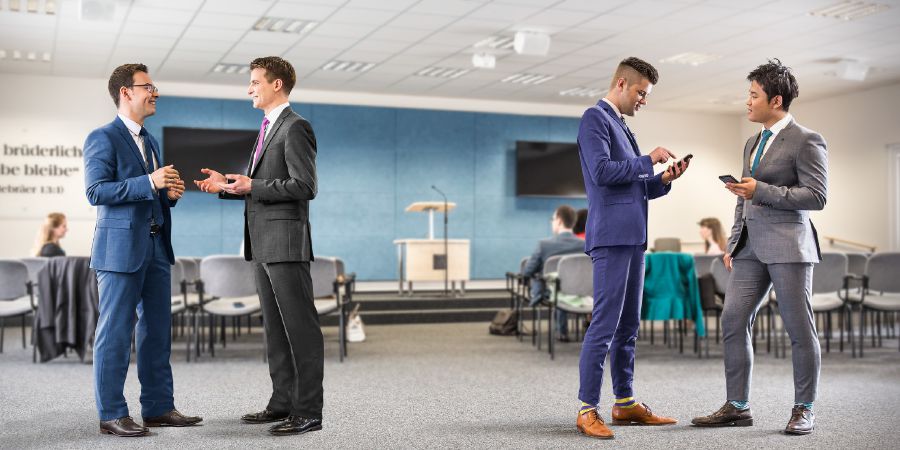 Exemples de tenues modestes ou manquant de modestie, à la Salle du Royaume