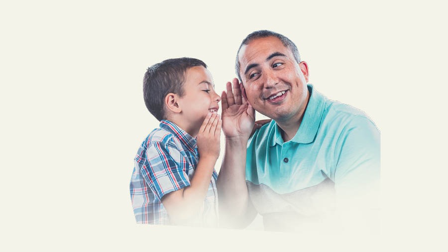 Un père écoute attentivement son fils.