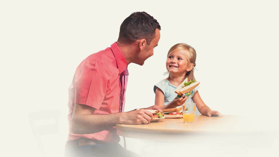 Un père partage un repas avec sa fille.