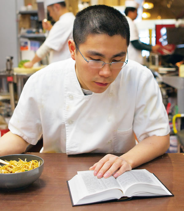 Un home lendo a Biblia durante a pausa para comer