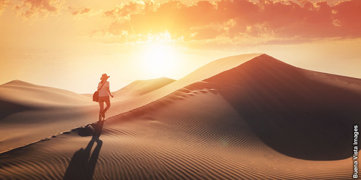 Unha persoa camiñando por un deserto