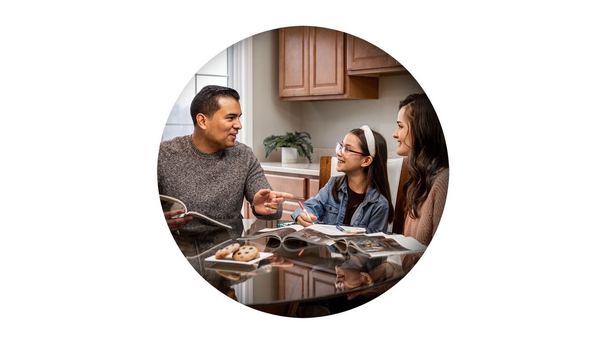 O mesmo irmán dirixindo a adoración en familia coa súa muller e a súa filla.