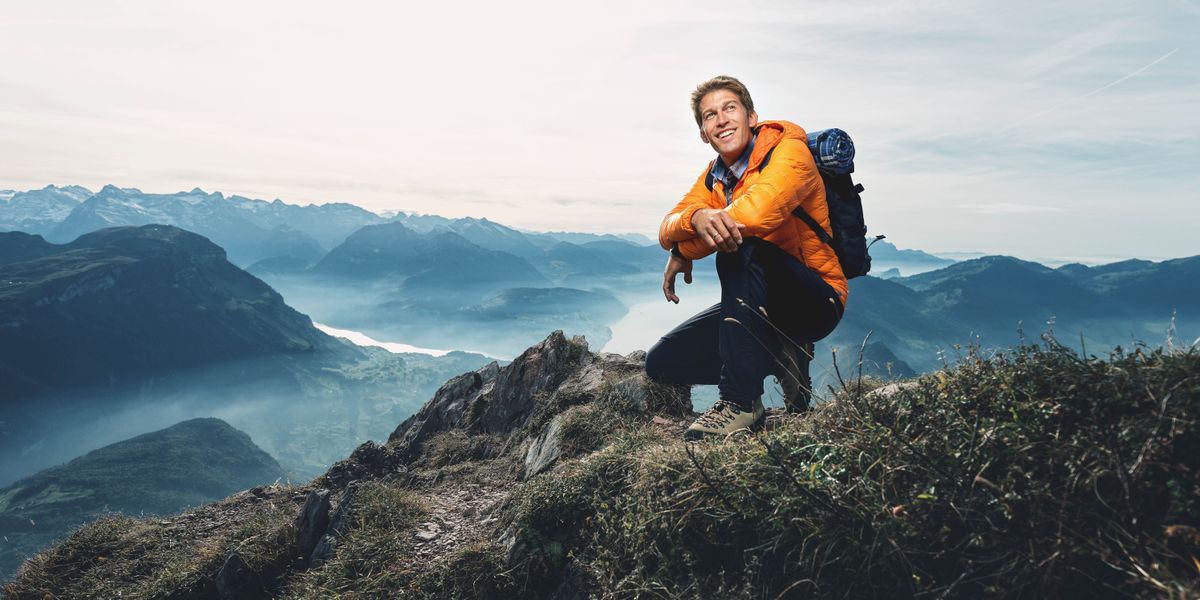O home novo que apareceu nas imaxes dos artigos anteriores moi feliz mirando o horizonte despois de chegar á cima da montaña.