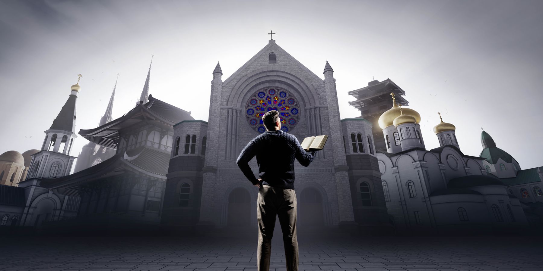 Ein Mann steht mit einer geöffneten Bibel in der Hand vor einer Reihe von religiösen Gebäuden.