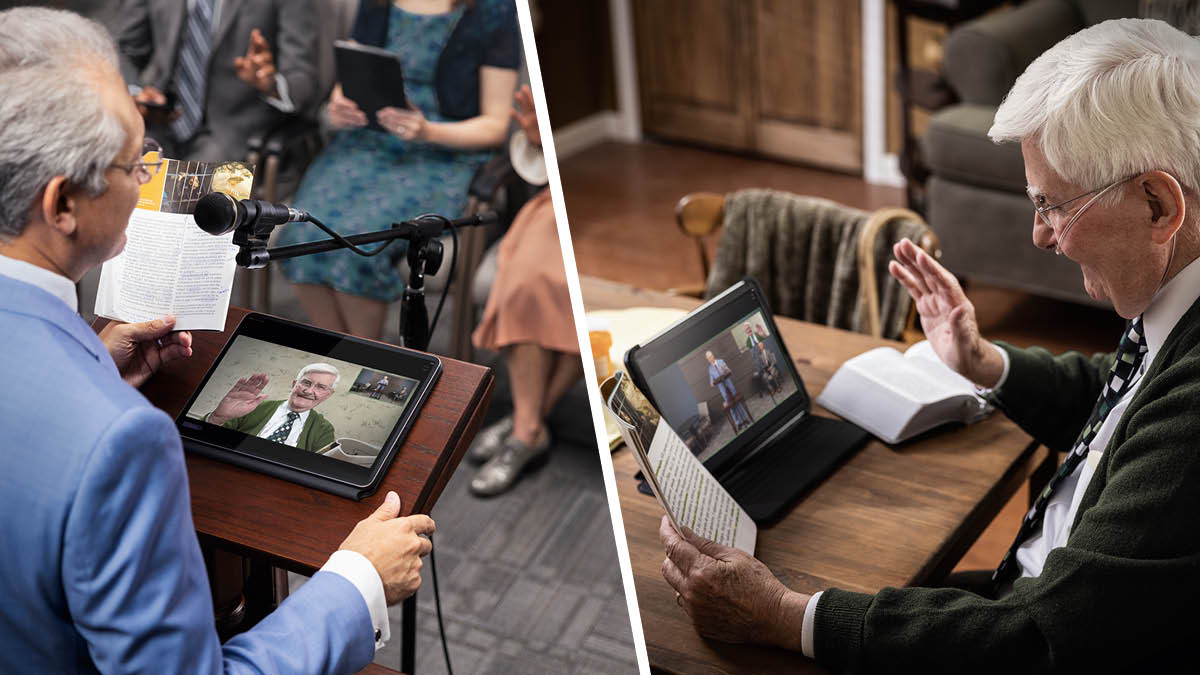 Collage: 1. Ein Bruder leitet eine Präsenzzusammenkunft im Königreichssaal. Auf seinem Tablet sieht er einen älteren kranken Bruder, der per Videokonferenz teilnimmt. 2. Der ältere Bruder meldet sich von zu Hause aus, um einen Kommentar zu geben. Er ist an ein Sauerstoffgerät angeschlossen.