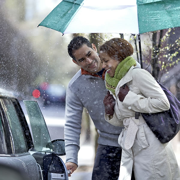 Hombre abriendo una puerta a una mujer