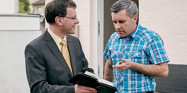 Julio y Ernesto hablando sobre el Reino de Dios