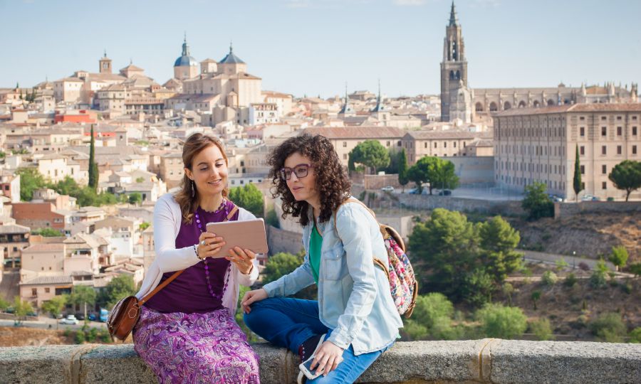 Una Testigo le habla de la Biblia a una mujer