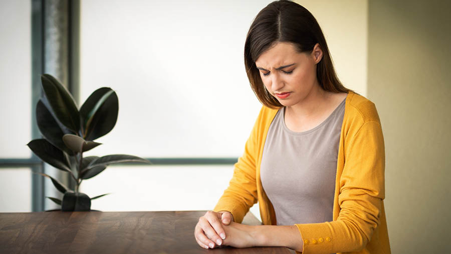 Una hermana ora antes de leer la Biblia.