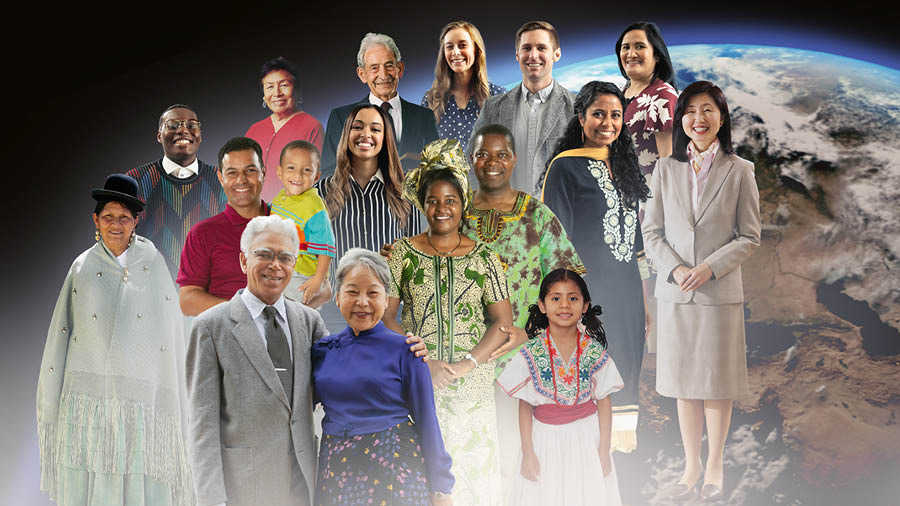 Un grupo de personas de culturas diversas sonríen felices.